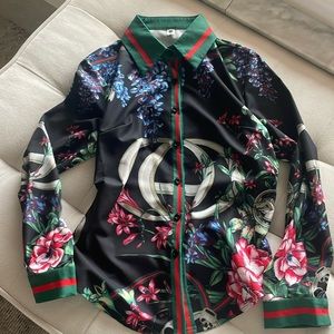 Cute vintage blouse looks like Gucci! Size small excellent condition.